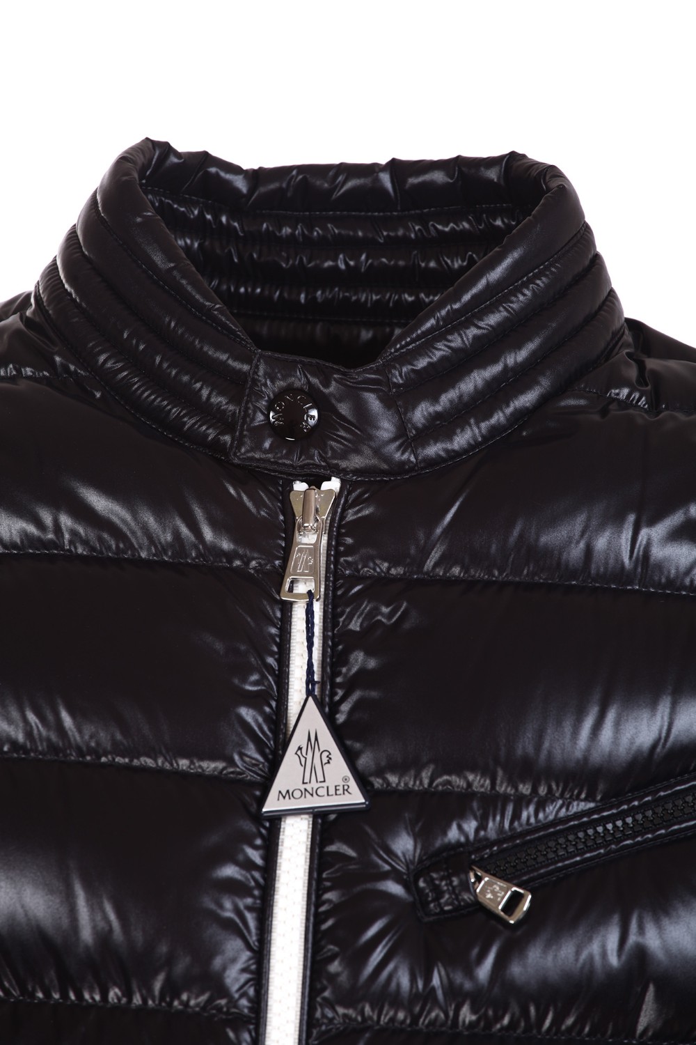 shop MONCLER Saldi Giacchetto: Moncler piumino biker Berriat.
Realizzato in nylon laqué.
Fodera in nylon laqué.
Imbottitura in piuma.
Collo con bottone a pressione.
Chiusura con zip.
Tasche con zip.
Polsi con bottone a pressione.
Composizione: 100% Poliammide.
Composizione imbottitura: 90% Piumino 10% Piuma.
Fabbricato in Romania.. BERRIAT 1A0022168950-999 number 4853998